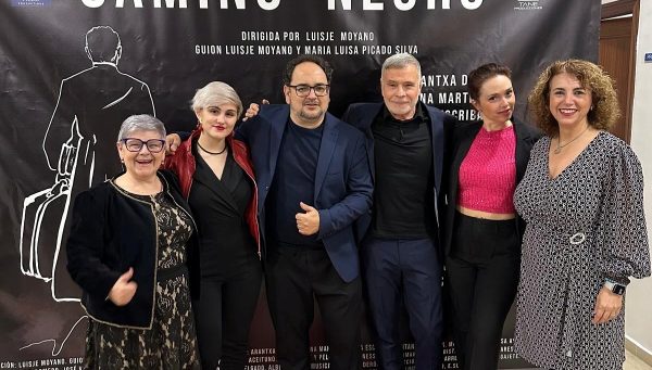 Isabel Montes (primera por la derecha), en el preestreno de 'Camino Negro' en Páramo del Sil junto a parte del elenco de actores de la película
