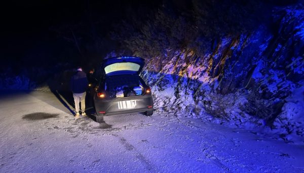 Vehículo atrapado en la nieve en la carretera del Morredero