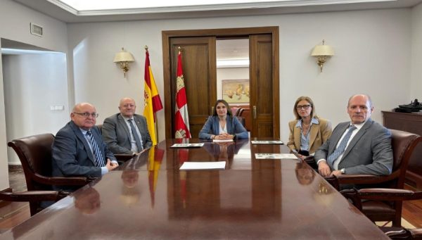 La consejera de Educación, Rocío Lucas Navas recibe al Secretario General de FSIE CyL, al resto del Comité Ejecutivo y al Presidente de Honor de la organización