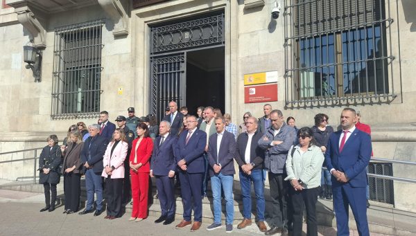 Minuto de silencio ante la Subdelegación del Gobierno en León por el asesinato de Diana Carolina