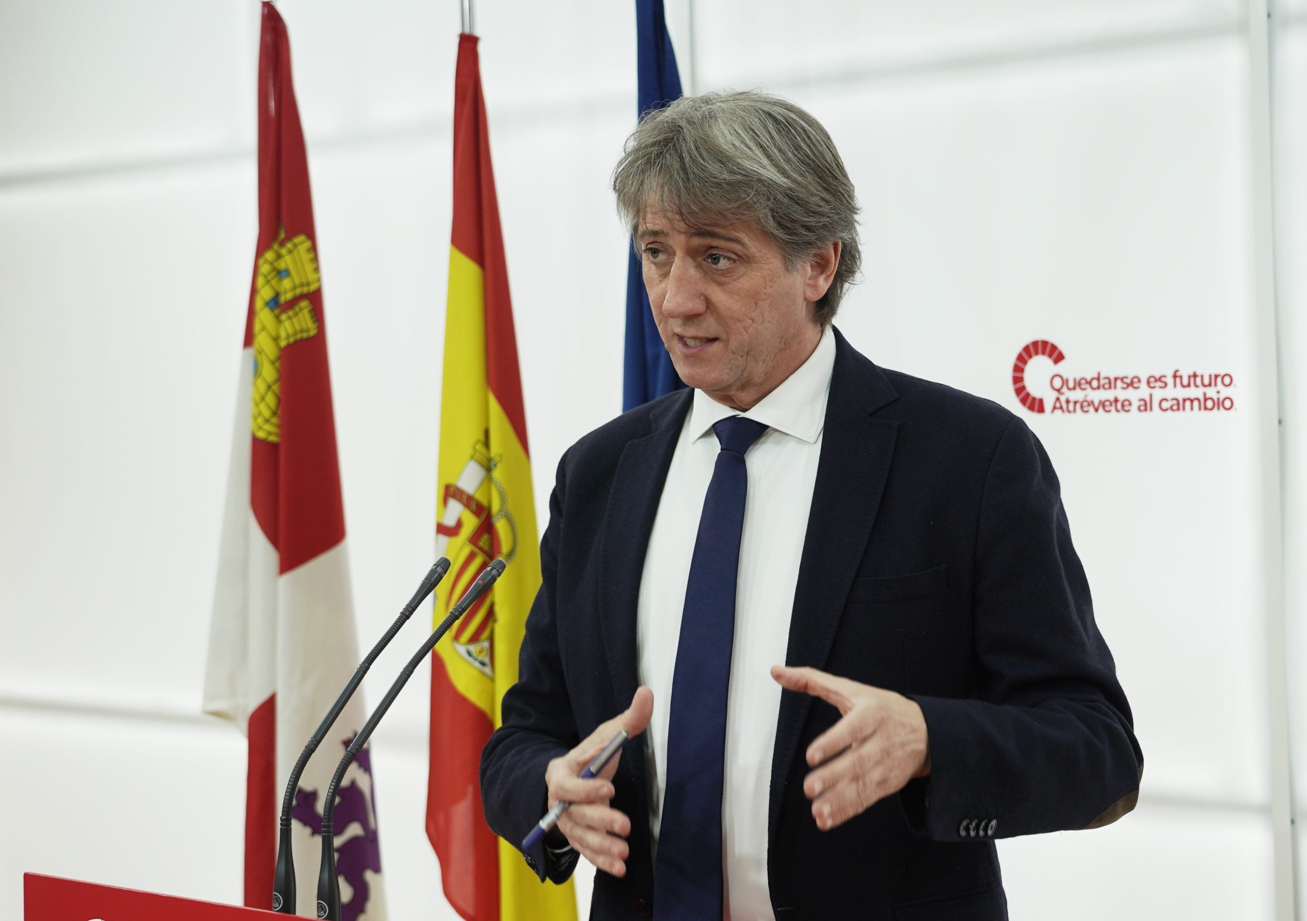 El secretario general del PSOECyL, Carlos Martínez, atiende a la prensa antes de celebrarse la reunión del Consejo Territorial del PSOE de Castilla y León
