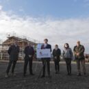 El consejero de Medio Ambiente, Vivienda y Ordenación del Territorio, Juan Carlos Suárez-Quiñones, visita las obras de la promoción de 32 viviendas públicas (VPO) que construye la Junta en Posada del Bierzo, localidad perteneciente al municipio de Carracedelo (León)